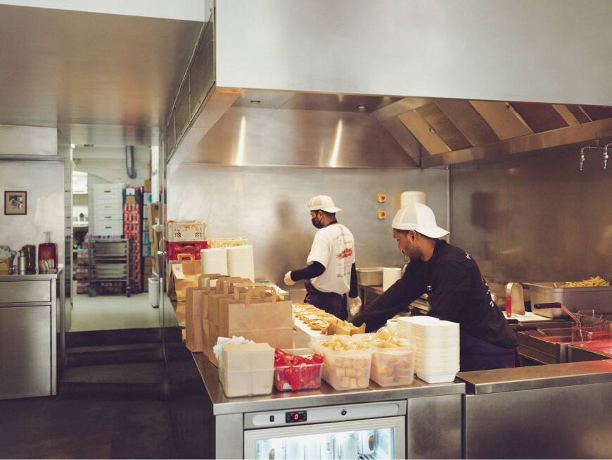 Đây là ảnh chụp các đầu bếp đang chuẩn bị bánh mì kẹp thịt kiểu smash burgers trong bếp tại nhà hàng Dumbo Marais ở Paris.