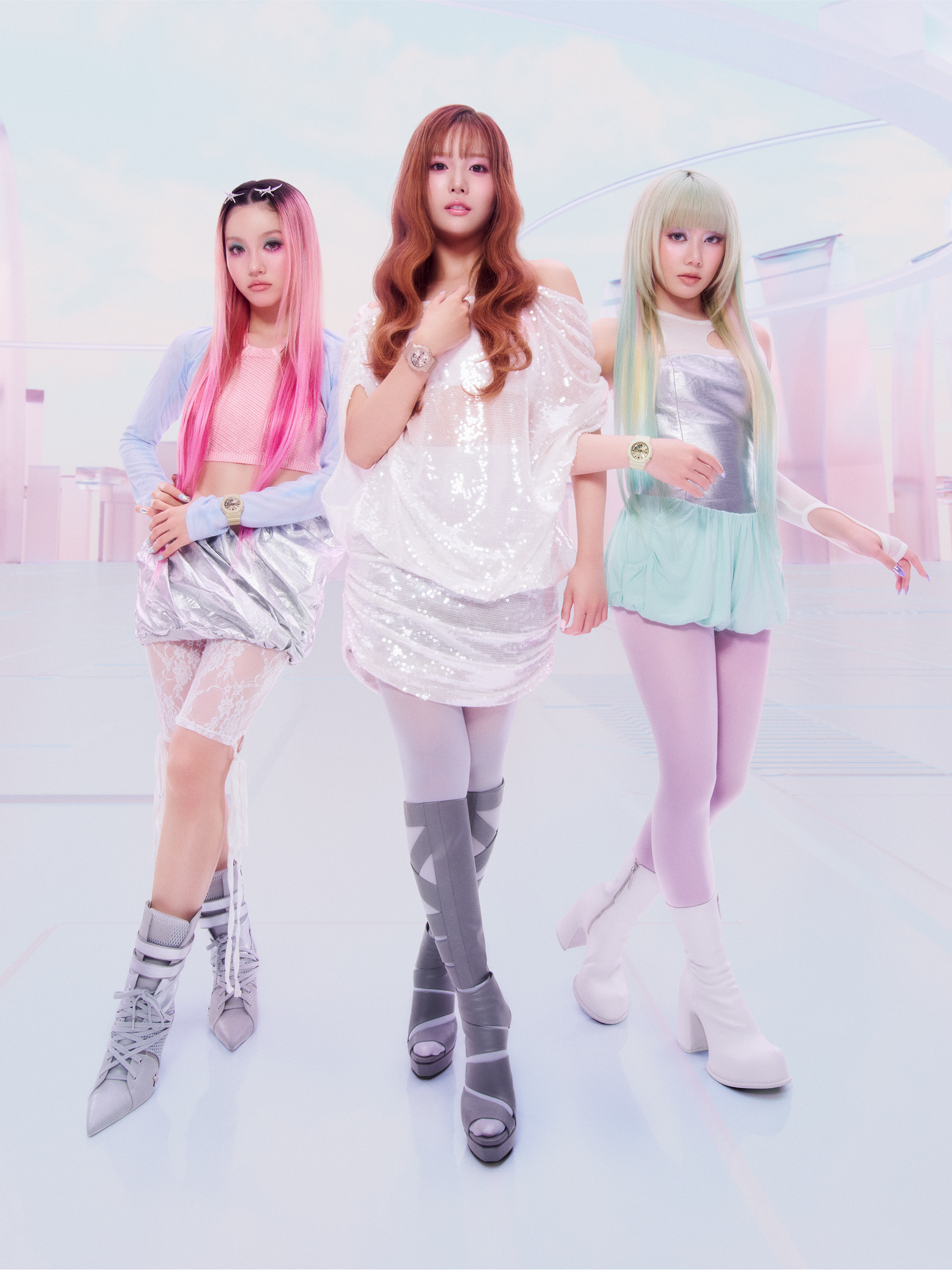Hinata、Chisa 及 Juria 身穿柔和色彩服飾、手上佩戴 G-SHOCK 的相片。