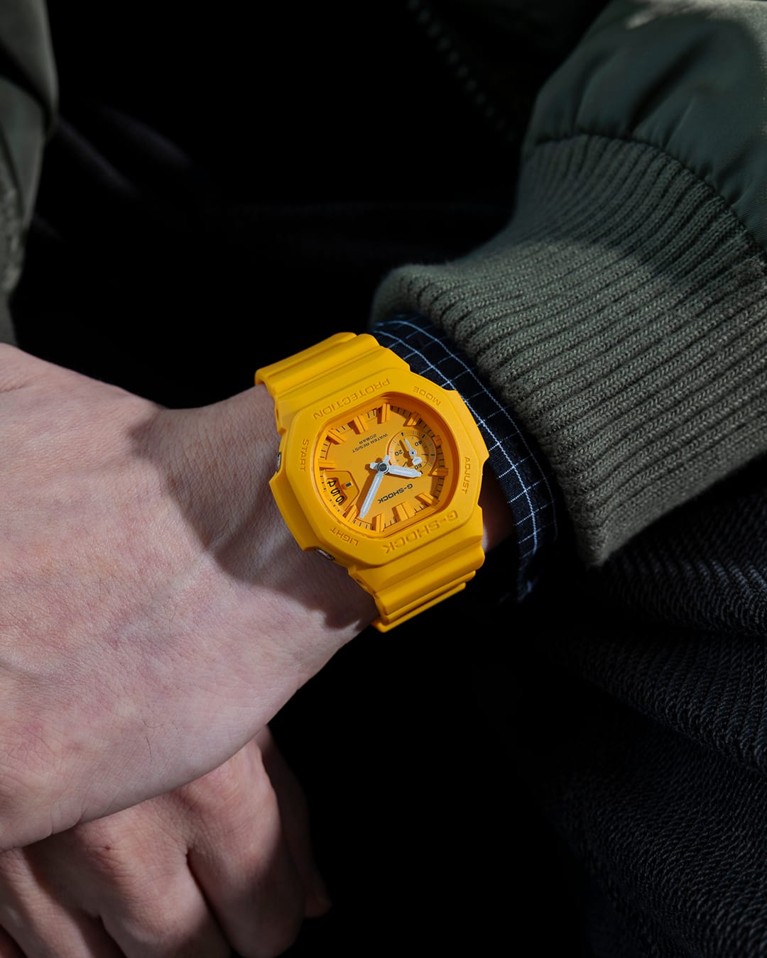 G-SHOCK GAC-2500-9A 佩戴在男性手腕上
