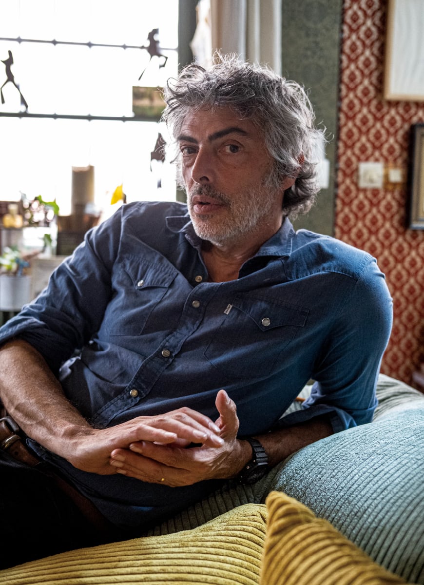 Stéphane Manel 在工作室接受採訪