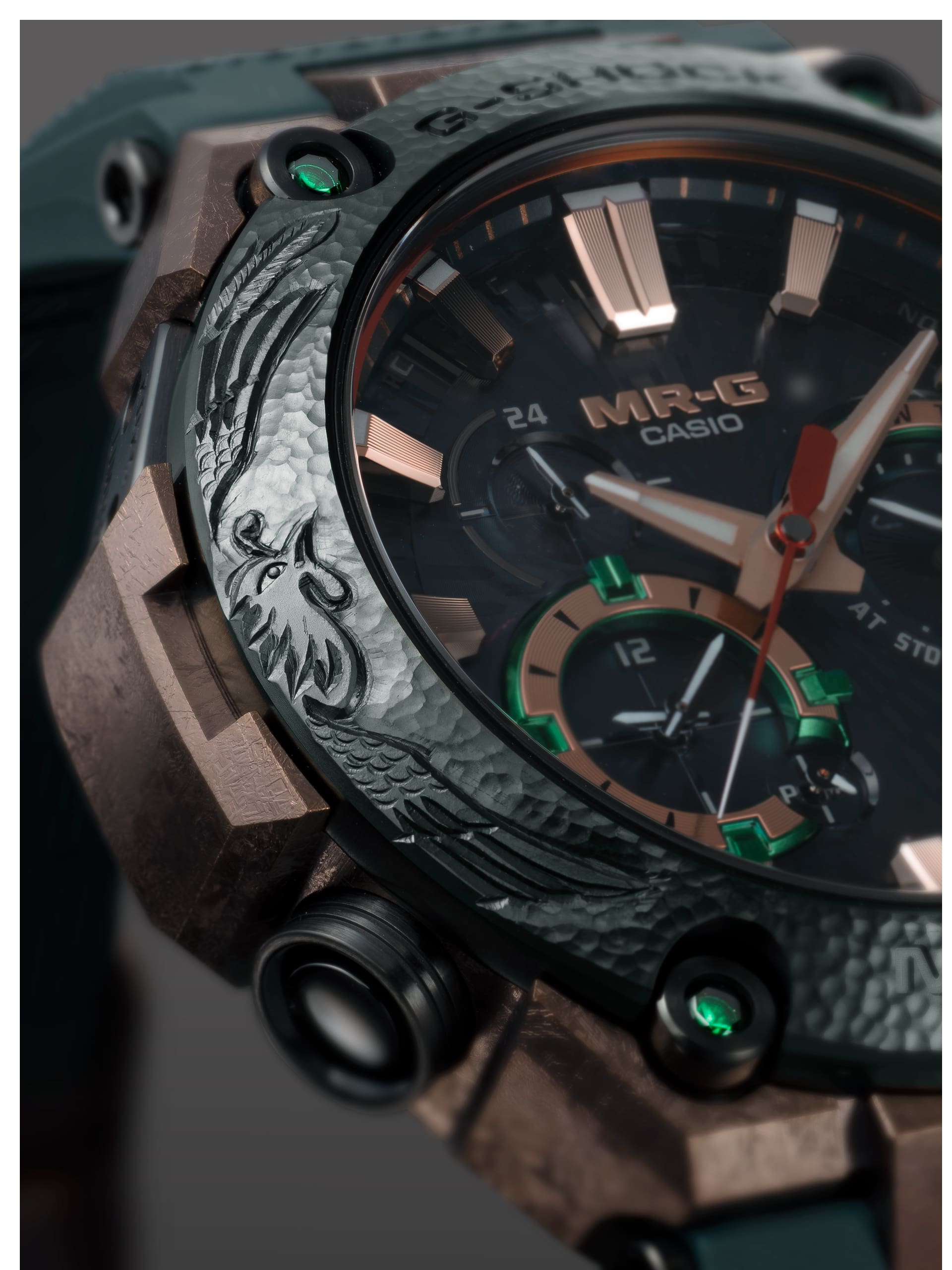 帶有鳳凰鐫刻的 MRG-B2000KT 面向右邊的照片