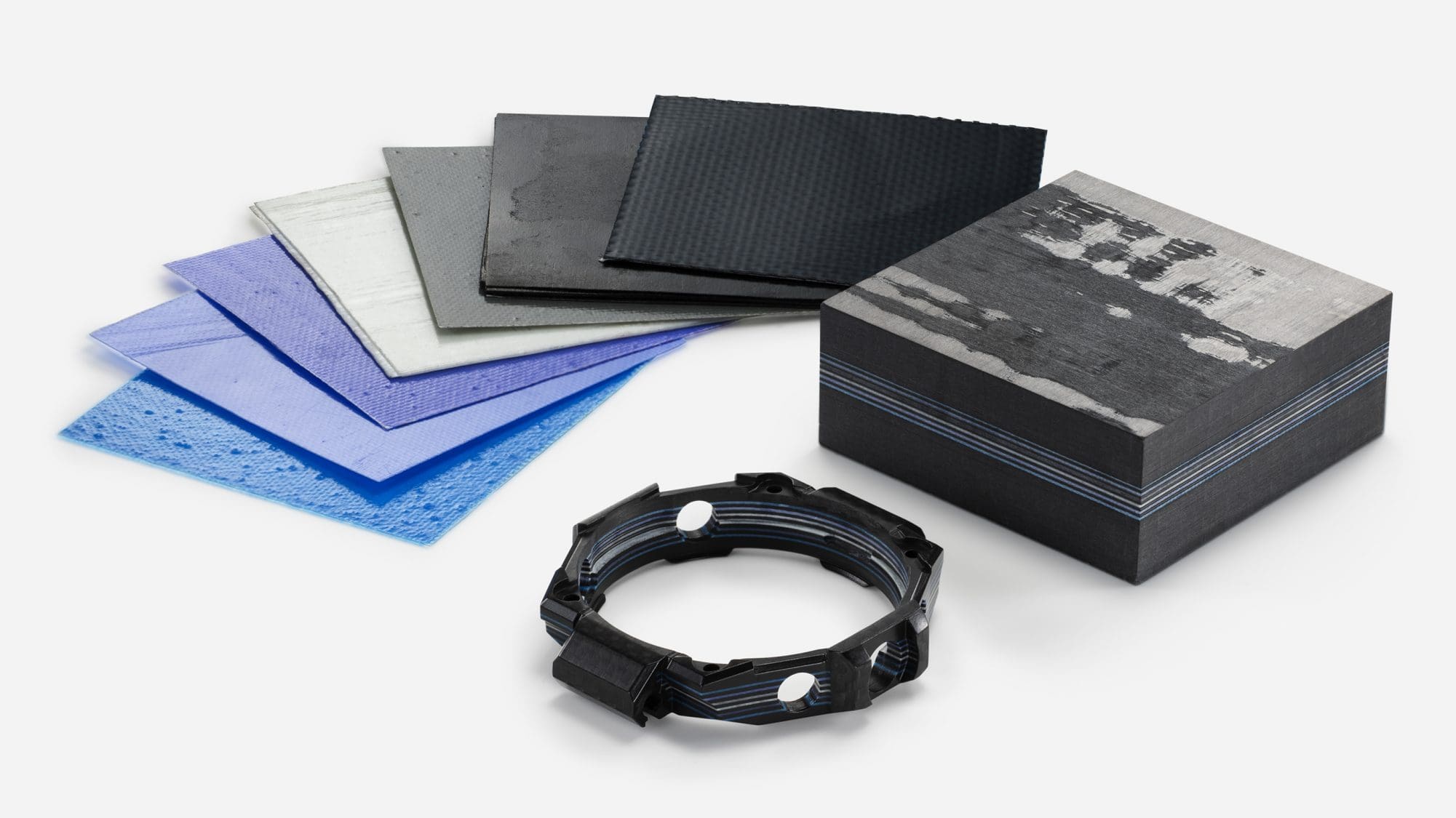 多層碳材質的外框設計，捕捉劃過低空雷雨雲的閃電神韻